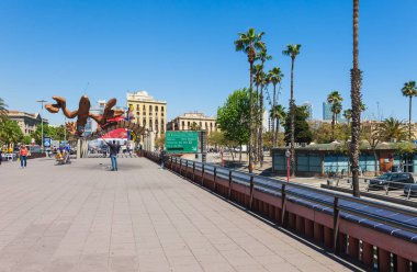 Barselona, İspanya - 21 Nisan: Barselona,İspanya 21 Aplril 2017'deki Boulevard Rambla yakınlarındaki gezinti sahilinin manzarası. Ünlü turistik yer ve iş kültür merkezi. Parlak güneşli bir gün