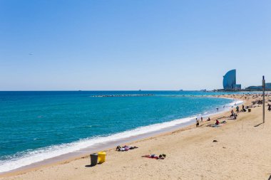 Barselona, İspanya - 21 Nisan: Barselona, İspanya 21 Aplril 2017'de plaj, gezinti yolu, sahil ve marina manzarası. Ünlü turistik yer ve iş kültür merkezi. Parlak güneşli bir gün