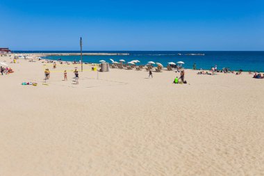 Barselona, İspanya - 21 Nisan: Barselona, İspanya 21 Aplril 2017'de plaj, gezinti yolu, sahil ve marina manzarası. Ünlü turistik yer ve iş kültür merkezi. Parlak güneşli bir gün