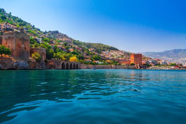 Alanya yarımadasındaki Kızıl Kule kulesi yakınındaki antik tersane manzarası, Antalya ilçesi, Türkiye, Asya. Yüksek dağlar ile ünlü turistik yer. Eski eski Kale'nin bir parçası.