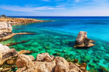 Kıbrıs adası, Akdeniz'de Ayia Napa, Cavo Greco ve Protaras yakın güzel doğal kaya. İnanılmaz mavi yeşil deniz ve güneşli bir gün.