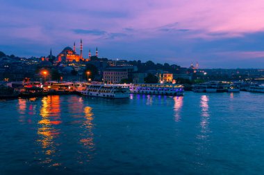 Galata Köprüsü yakınlarındaki gece şehrinin manzara görünümü, İstanbul, Türkiye. Mavi saatte Haliç Körfezi'nde panoramik deniz manzarası. Ünlü turist ve İslam doğu hedef