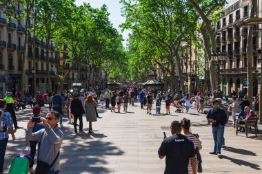Barselona, İspanya - 16 Nisan: Barselona,İspanya 16 Aplril 2017'de Rambla Bulvarı'nın görünümü. Ünlü turistik yer ve iş kültür merkezi. Parlak güneşli bir gün