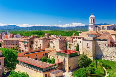Girona, Katalonya, İspanya'da üst hava görünümü. Doğal ve renkli antik kent. Ünlü turistik tatil beldesi, tatil ve tatil için mükemmel bir yer.