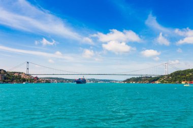 Istanbul 'un panoramik görünümü. Panorama cityscape ünlü turistik hedef boğaz boğaz kanal. Manzara İstanbul, Türkiye, Avrupa ve Asya seyahat.