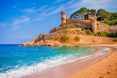 Deniz manzara Badia defne Tossa de Mar Girona, Catalonia, İspanya Barselona. Güzel kum plaj ve açık mavi su ile Antik Ortaçağ Kalesi. Costa Brava içinde ünlü turizm