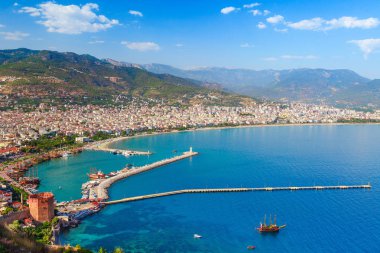 Antalya ilçesinde marina ve Kızıl Kule kırmızı kule ile Alanya Peyzaj, Türkiye, Asya. Yüksek dağlar ile ünlü turistik yer. Yaz parlak gün ve deniz kıyısı