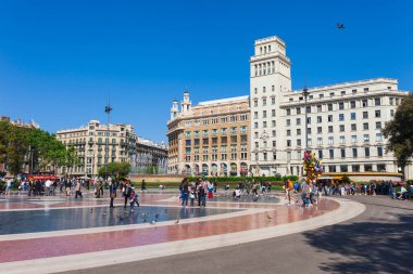 Barselona, İspanya - 16 Nisan: Barselona'daki Katalonya Meydanı manzarası, İspanya 16 Aplril 2017. Ünlü turistik yer ve iş kültür merkezi. Parlak güneşli bir gün