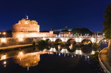 Roma Cityscape romantik gece manzarası. Aziz Angelo Kalesi ve köprü ile Panorama. Ünlü turizm Tiber ile. Işıklı seyahat peyzaj İtalya, Europe.