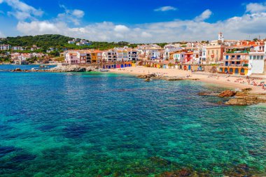 Calella de Palafrugell ile deniz manzara, Katalonya, Barselona yakın İspanya. Güzel kum plaj ve güzel koyda berrak mavi su ile Doğal balıkçı köyü. Costa Brava ünlü turistik yer