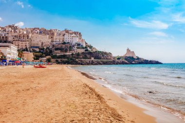 Sperlonga, Lazio, İtalya ile deniz manzarası. Güzel kum plaj ve pitoresk koyda berrak mavi su ile Doğal tatil beldesi köy. Riviera de Ulisse bölgesindeki ünlü turistik yer