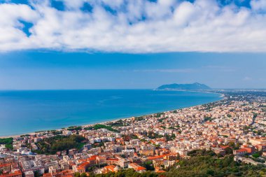 Terracina, Lazio, İtalya ile panoramik deniz manzarası. Güzel kum plaj ve berrak mavi su ile Doğal tatil beldesi köy. Riviera de Ulisse bölgesindeki ünlü turistik yer