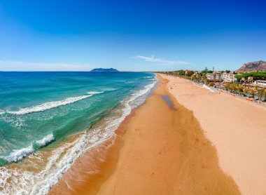 Terracina, Lazio, İtalya ile panoramik deniz manzarası. Güzel kum plaj ve berrak mavi su ile Doğal tatil beldesi köy. Riviera de Ulisse bölgesindeki ünlü turistik yer