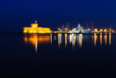 Rodos adasında Rodos kentinde antik kale ve iskele Gece fotoğrafı, Oniki, Yunanistan. Taş duvarlar ve parlak gece ışıkları. Güney Avrupa'nın ünlü turistik beldesi