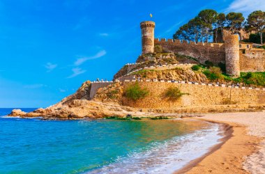 Deniz manzara Badia defne Tossa de Mar Girona, Catalonia, İspanya Barselona. Güzel kum plaj ve açık mavi su ile Antik Ortaçağ Kalesi. Costa Brava içinde ünlü turizm