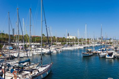 Barselona, İspanya - 21 Nisan: Barselona, İspanya 21 Aplril 2017'de plaj, gezinti yolu, sahil ve marina manzarası. Ünlü turistik yer ve iş kültür merkezi. Parlak güneşli bir gün