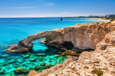 Ayia Napa, Cavo Greco ve Protaras Kıbrıs Adası, Akdeniz'in güzel doğal taş kemer yakınındaki. Efsanevi köprü severler. Harika mavi yeşil deniz ve güneşli bir gün.