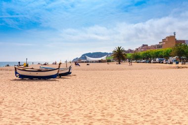 Barselona yakınlarındaki Katalonya Calella sahil plaj, İspanya. Kum plaj ve berrak mavi su ile Doğal eski şehir. Costa Brava ünlü turistik yer, tatil ve tatil için mükemmel bir yer
