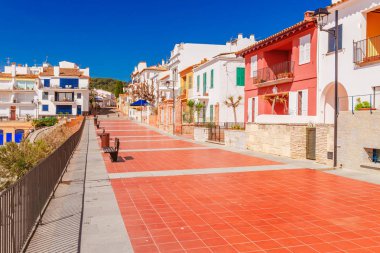 Calella de Palafrugell Promenade sahil, Katalonya, Barselona yakınlarındaki İspanya. Güzel kum plaj ve güzel koyda berrak mavi su ile Manzara köy tesisi. Costa Brava ünlü turistik yer