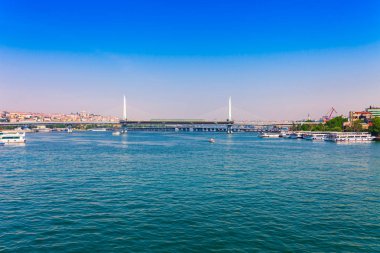 İstanbul'un panoramik manzarası. İstanbul Boğazı'nın ünlü turistik beldesi Haliç körfezinin panorama şehir manzarası. Seyahat manzara Boğaz, Türkiye, Avrupa ve Asya.