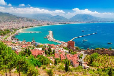 Antalya ilçesinde marina ve Kızıl Kule kırmızı kule ile Alanya Peyzaj, Türkiye, Asya. Yüksek dağlar ile ünlü turistik yer. Yaz parlak gün ve deniz kıyısı
