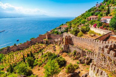 Alanya Kalesi Antalya bölgesi, Türkiye, Asya güzel deniz panorama manzara. Ünlü turizm yüksek dağlarla. Yaz parlak gün ve deniz kıyısında