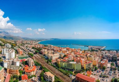 Formia, Lazio, İtalya ile panoramik deniz manzarası. Güzel kum plaj ve berrak mavi su ile Doğal tatil beldesi köy. Riviera de Ulisse bölgesindeki ünlü turistik yer