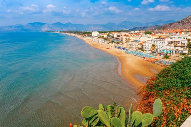 Sperlonga, Lazio, İtalya ile deniz manzarası. Güzel kum plaj ve pitoresk koyda berrak mavi su ile Doğal tatil beldesi köy. Riviera de Ulisse bölgesindeki ünlü turistik yer
