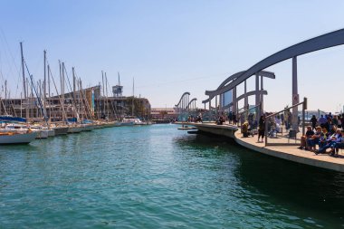 Barselona, İspanya - 16 Nisan: Barselona,İspanya 16 Aplril 2017'deki Boulevard Rambla yakınlarındaki gezinti sahilinin manzarası. Ünlü turistik yer ve iş kültür merkezi. Parlak güneşli bir gün