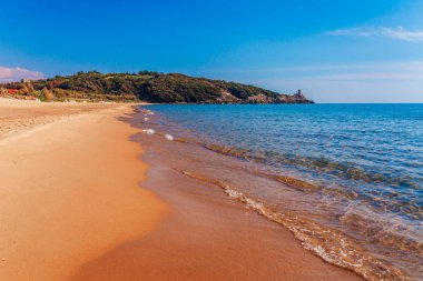 Gaeta yakınlarındaki panoramik deniz plajı manzara, Lazio, İtalya. Güzel kum plaj ve berrak mavi su. Riviera de Ulisse ünlü turistik yer. Parlak güneşli ışık ve gün batımı.