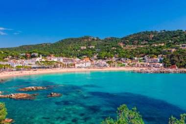 Calella de Palafrugell yakınlarındaki Deniz manzara Llafranc, Katalonya, Barselona, İspanya. Güzel kum plaj ve koyda berrak mavi su ile Doğal eski şehir. Costa Brava ünlü turistik yer