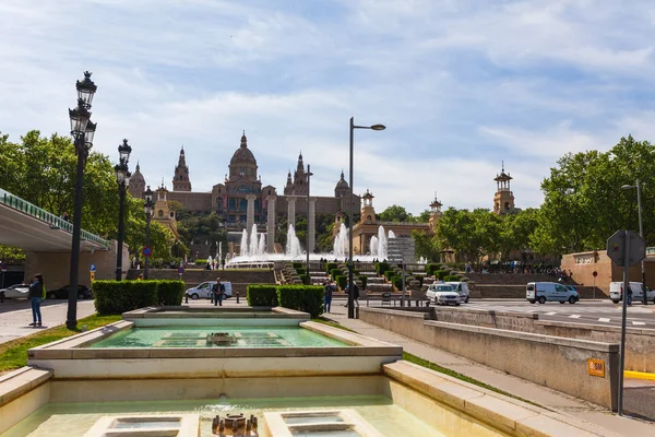 バルセロナ スペイン 4月20日 バルセロナ スペイン20アプリル2017でプラカデエスパニャ スペインの広場 の景色 有名な観光地とビジネス文化センター 明るい晴れた日 — ストック写真