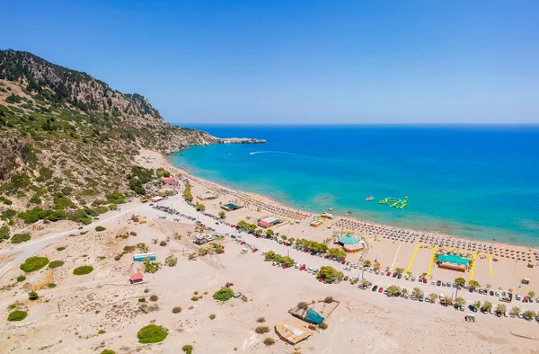 Hava kuşları göz görünümü drone fotoğraf Rodos adasında Kolympia yakınlarındaki Tsambika plaj, Oniki, Yunanistan. Kum plaj ve berrak mavi su ile güneşli panorama. Güney Avrupa'nın ünlü turistik beldesi