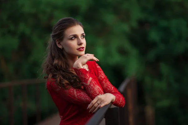 Belle Femme Mode Posant Robe Rouge Avec Une Coiffure Créative — Photo