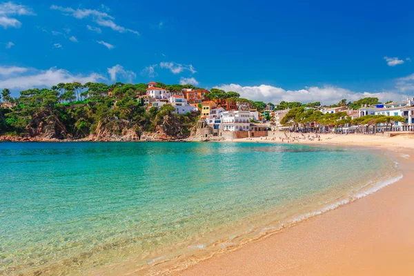 Calella de Palafrugell yakınlarındaki Deniz manzara Llafranc, Katalonya, Barselona, İspanya. Güzel kum plaj ve koyda berrak mavi su ile Doğal eski şehir. Costa Brava ünlü turistik yer