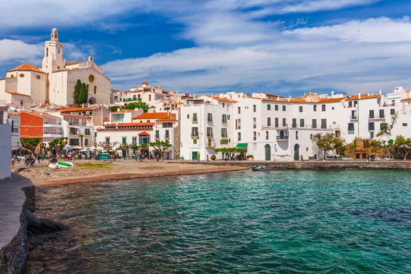 Deniz manzara Cadaques, Katalonya, İspanya Barcelona ile. Güzel plaj ve açık mavi su Bay doğal tarihi kent. Salvador Dali Simgesel Yapı ile Costa Brava içinde ünlü turizm