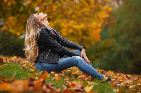 Retrato Una Hermosa Joven Rubia Linda Con Una Bonita Chaqueta —  Fotos de Stock