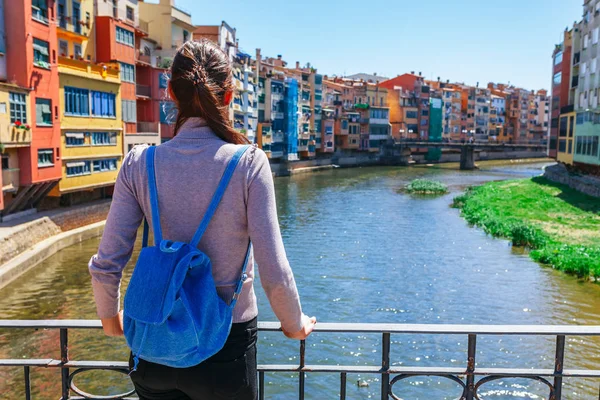 Turistická Žena Vidí Pestrobarevné Rudé Žluté Domy Přemostit Řeku Onyar — Stock fotografie