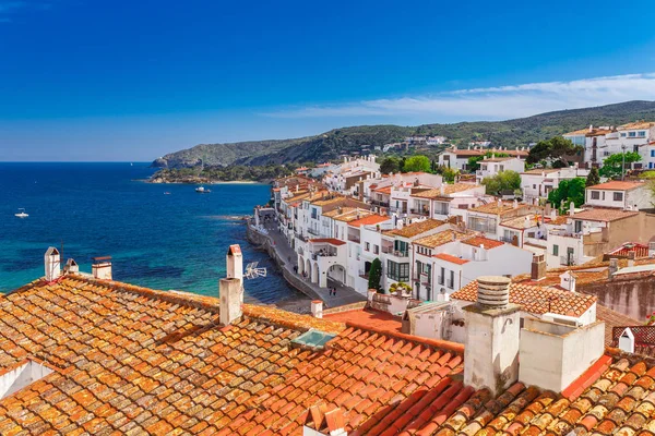 Barselona yakınlarındaki Cadaques, Katalonya, İspanya'da üst görünüm. Güzel plaj ve koyda berrak mavi su ile Doğal eski şehir. Salvador Dali dönüm noktası ile Costa Brava ünlü turistik yer