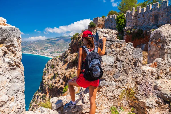 Jovem Turista Olhar Para Ruínas Península Alanya Distrito Antalya Turquia — Fotografia de Stock