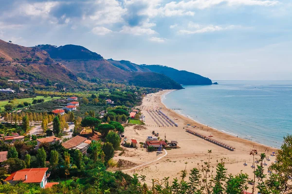 Strand Zee Landschap Met Sperlonga Lazio Italië Scenic Resort Town — Stockfoto