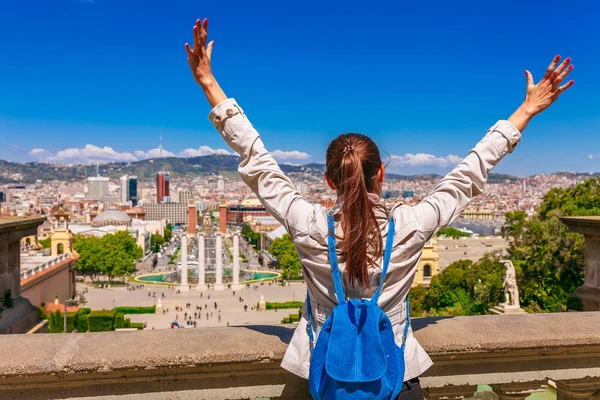 観光客の女性は 澄んだ青空と晴れた日にモンジュイックから美しいバルセロナのスカイラインに表示されます 有名な観光地カタルーニャ スペイン — ストック写真