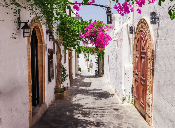 Rodos adasında Lindos kasabasında Dar sokak, Oniki, Yunanistan. Çiçeklerle güzel doğal eski eski beyaz evler. Güney Avrupa'nın ünlü turistik beldesi