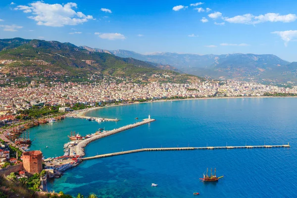 Antalya ilçesinde marina ve Kızıl Kule kırmızı kule ile Alanya Peyzaj, Türkiye, Asya. Yüksek dağlar ile ünlü turistik yer. Yaz parlak gün ve deniz kıyısı
