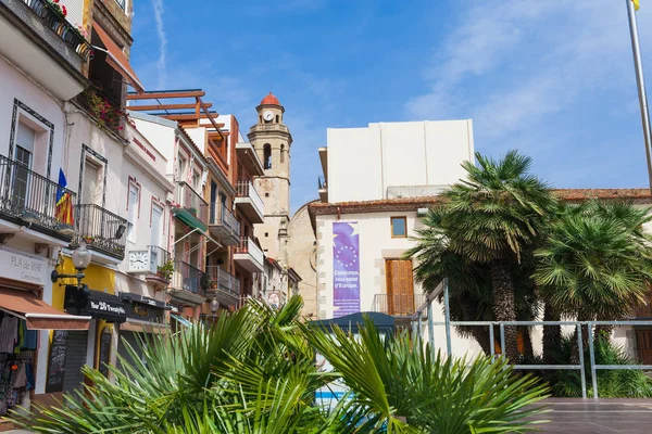 Calella, İspanya - 16 Nisan: Barselona yakınlarındaki Costa Brava'da Calella'nın sokak manzarası, İspanya 16 Aplril 2017. Ünlü turistik yer. Parlak güneşli bir gün
