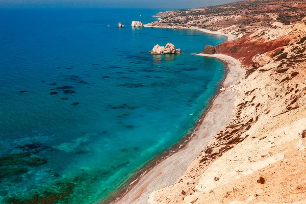 Panoramik manzara Petra tou Romiou (Yunan kaya), Paphos, Kıbrıs Adası, Akdeniz Aphrodite's efsanevi doğum yeri. Harika mavi yeşil deniz ve güneşli bir gün.