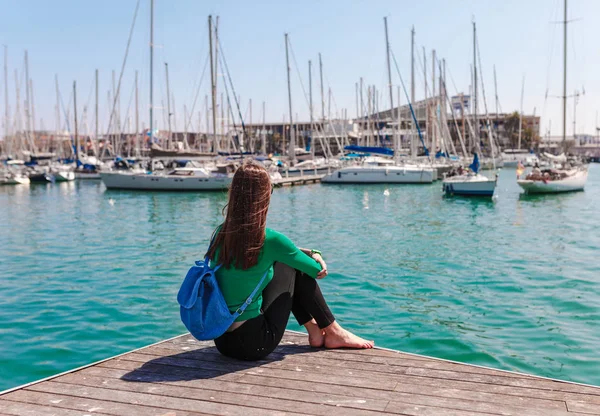 Barselona limanında turist kadın, Katalonya, İspanya. Marina ve yelkenli yatların doğal deniz manzarası. La Ramblaa sokak yakınındaki kamu gezinti ve ünlü turistik yer
