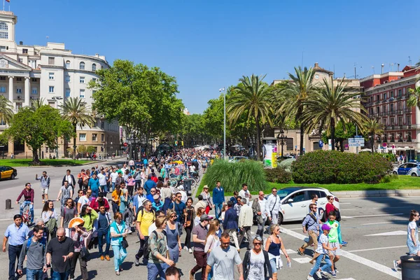 バルセロナ スペイン 4月16日 バルセロナ スペイン16 Aplril 2017の大通りランブラス通り近くの遊歩道の海岸の眺め 有名な観光地とビジネス文化センター 明るい晴れた日 — ストック写真