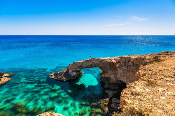 Femme Sur Belle Arche Rocheuse Naturelle Près Ayia Napa Cavo — Photo