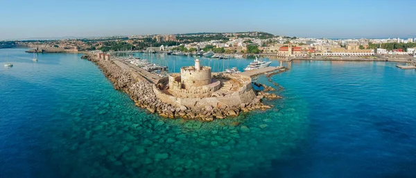 Havadan kuşlar göz Rodos şehir adası, Oniki, Yunanistan drone fotoğraf görünümü. Mandraki liman, lagün ve berrak mavi su ile Panorama. Güney Avrupa'nın ünlü turistik beldesi